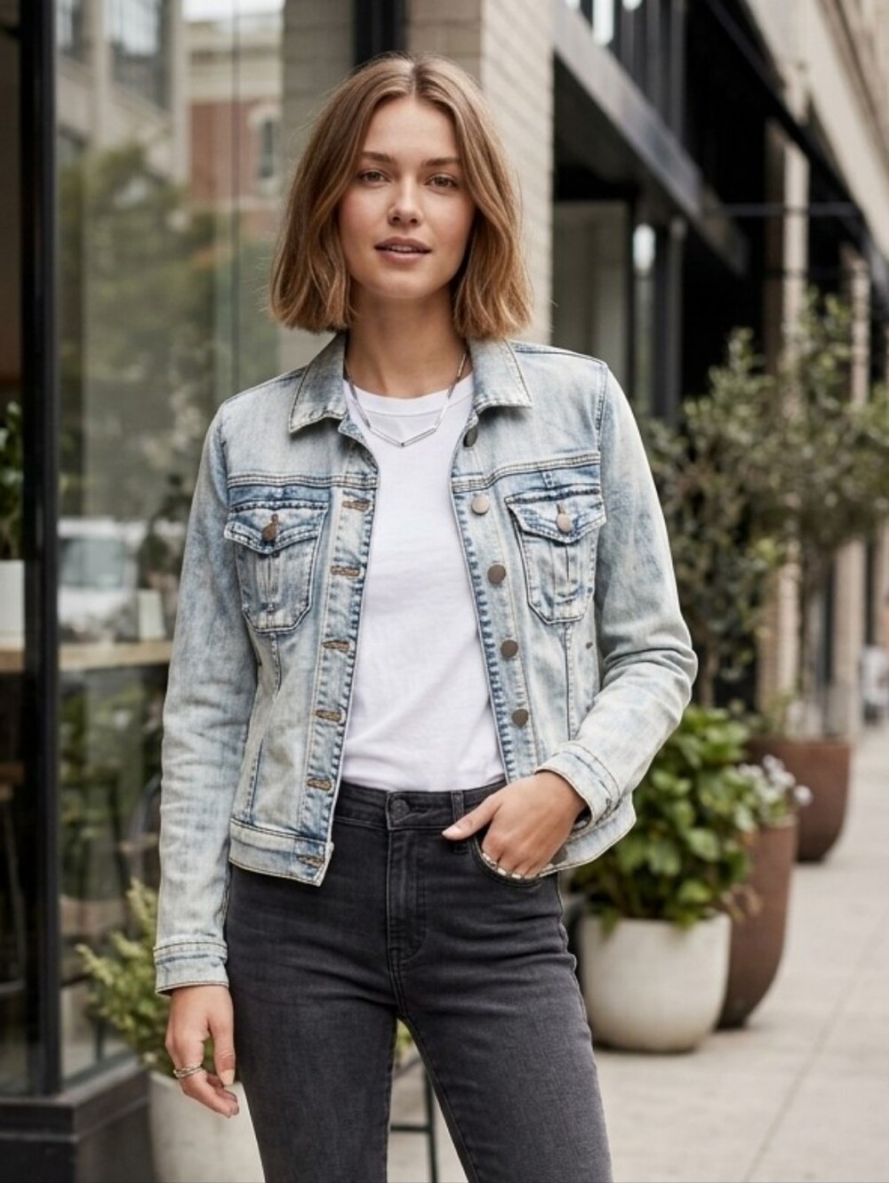 classic denim jacket from the renowned Californian brand KUT from the Kloth